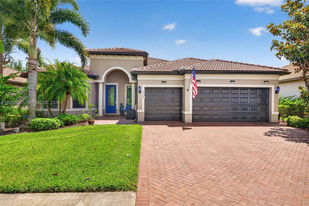 TURN KEY ! Resort Living Del Webb 55 Pinnacle Model 3BR Den, 3BA, 3CG on quiet cul de sac SW Lake amp ; Golf Views of Panther Run s 10th ...