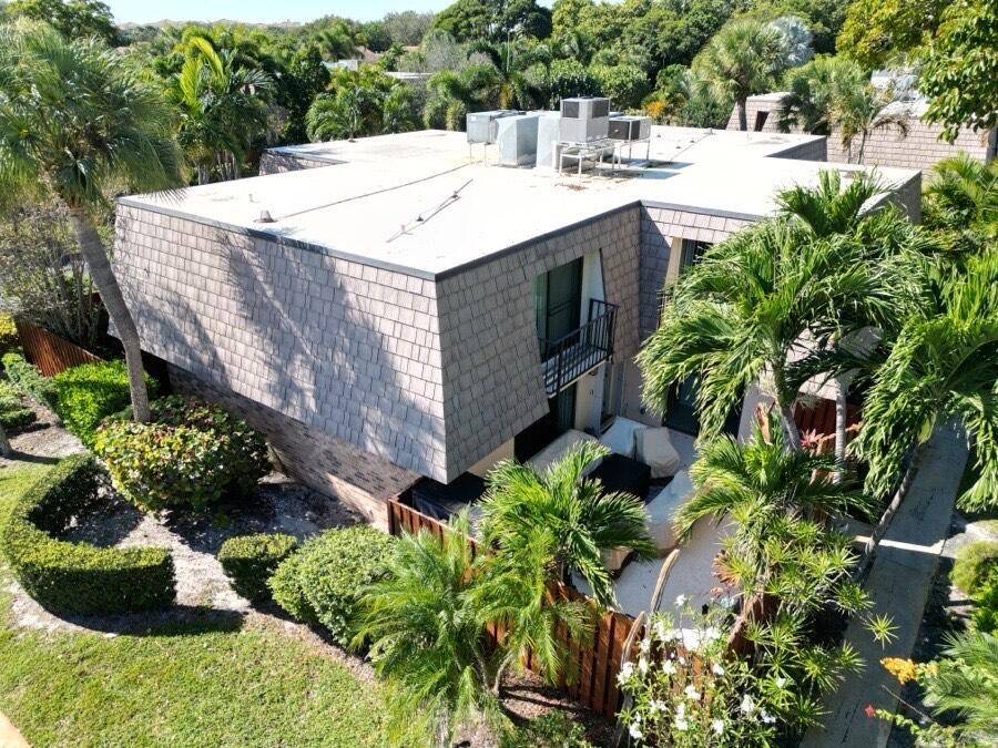Available for January 5500 M and April 5500 M Step into a refined coastal retreat just moments from Jupiter's shoreline.
