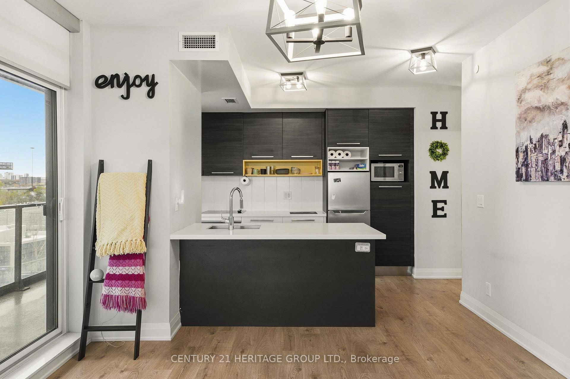 This Stunning 2 Bedroom, 2 full bath corner unit has an amazing open concept Layout !