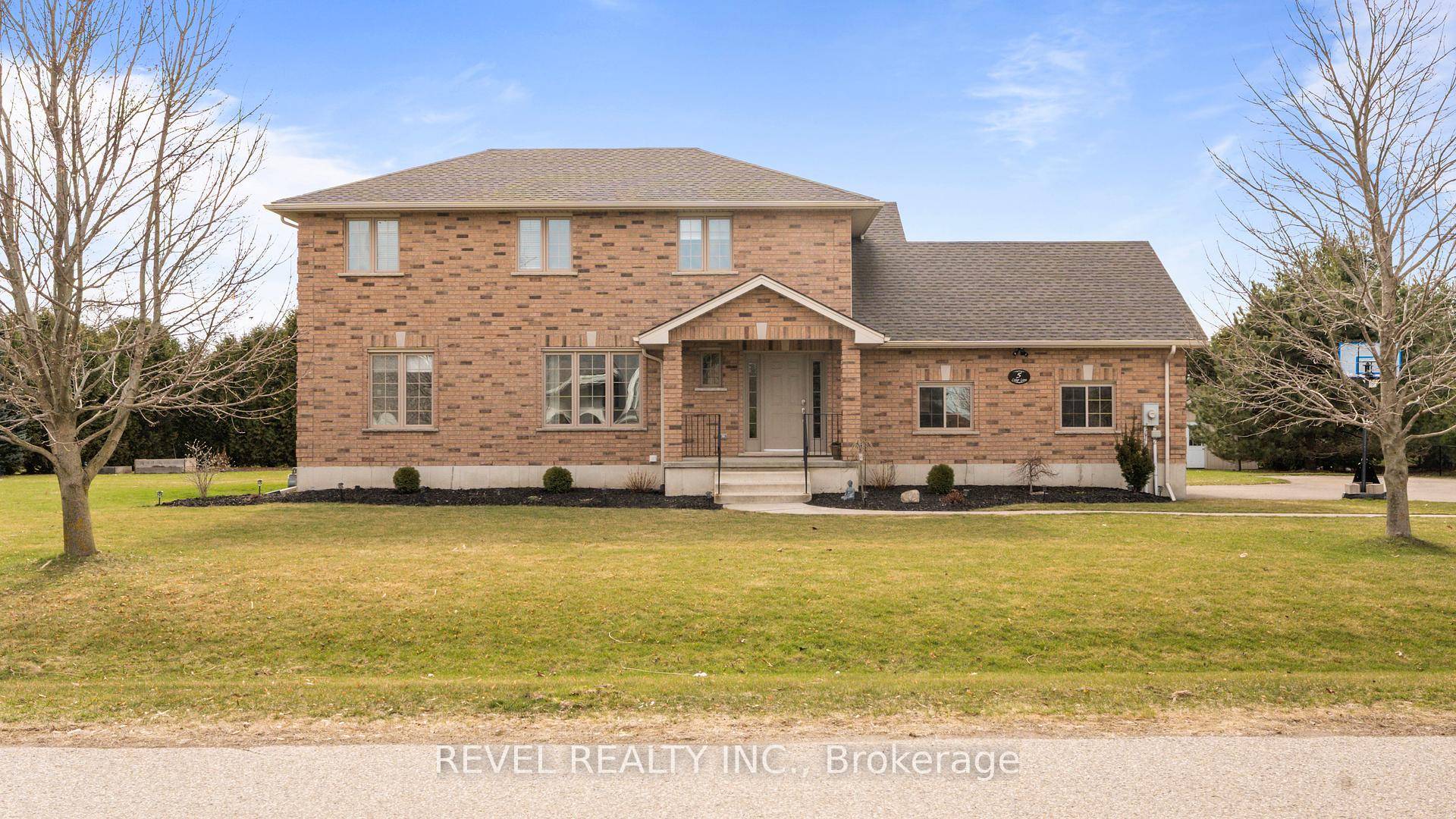 Welcome to 5 Cedar Lane in one of Burford's most desirable neighbourhoods !