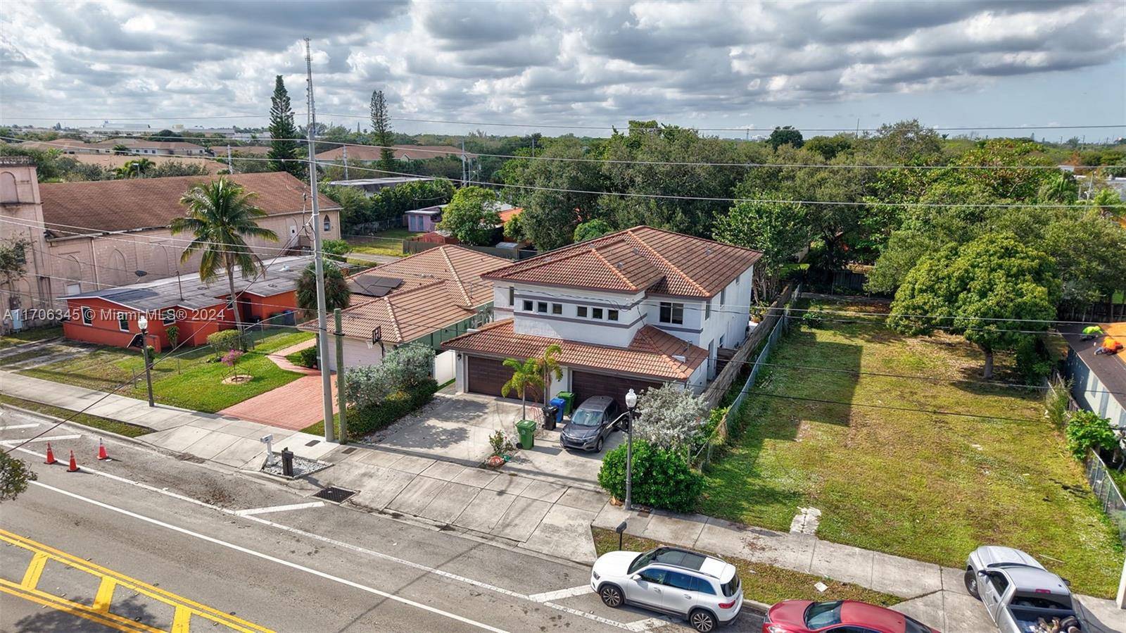 Welcome to 417 NW 9th Ave, a beautifully designed townhome in the heart of Fort Lauderdale !