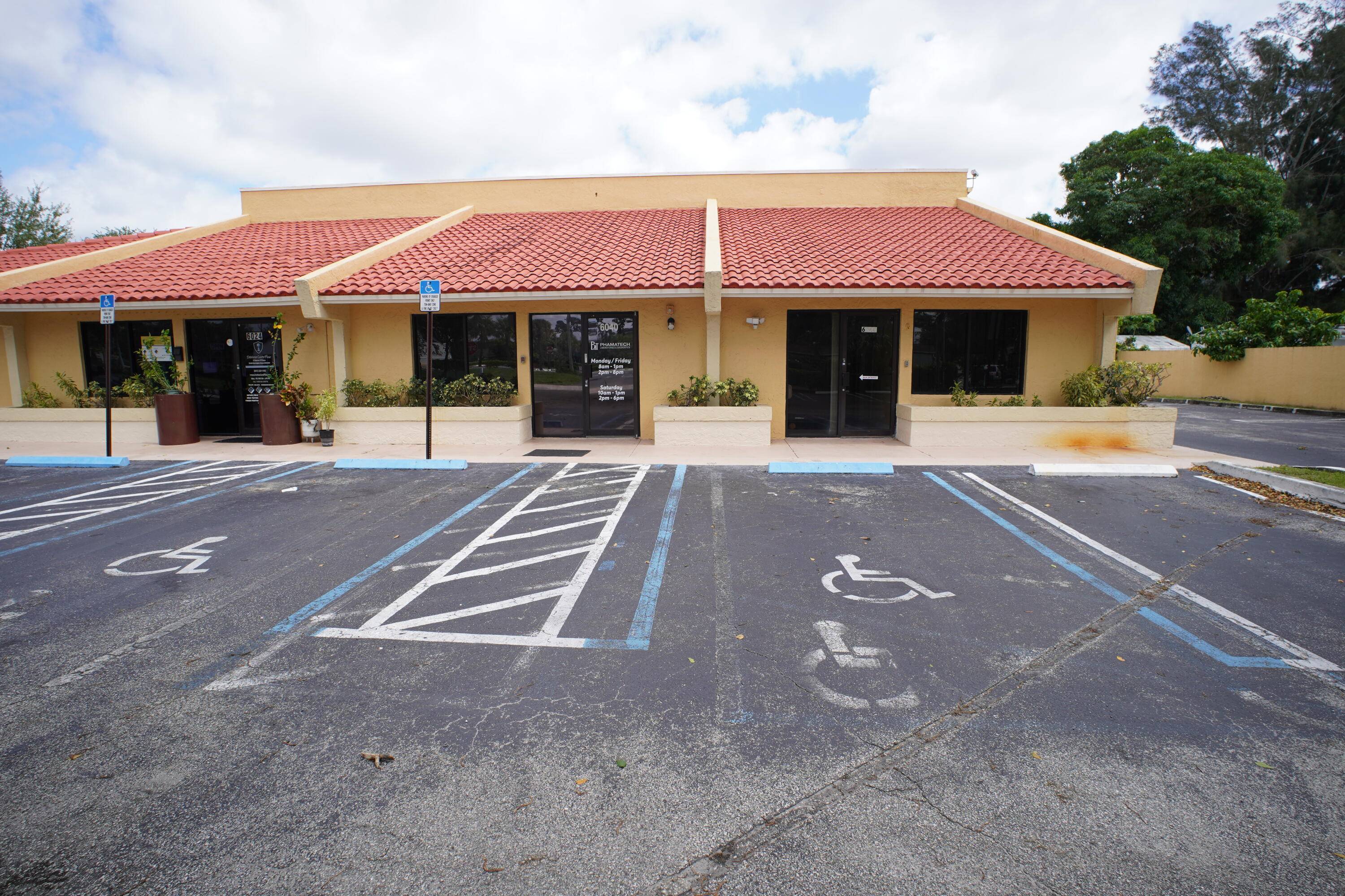 Grest location, perfect for Dr office, Clinic, Professional Business, Special purpose, 3 bathrooms, Kitchen, Storage room, Meeting room.