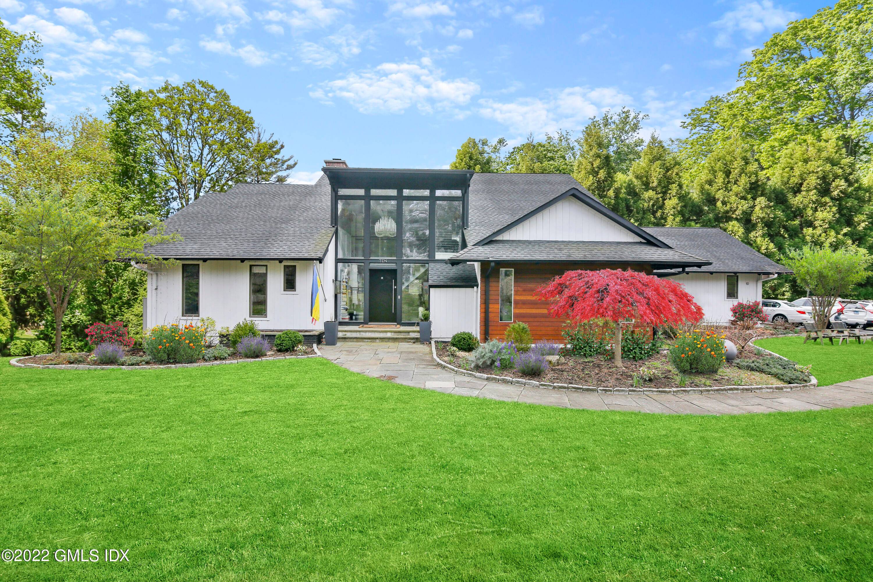 Chic, fully furnished or unfurnished 5 bedroom Contemporary available for rent this August !