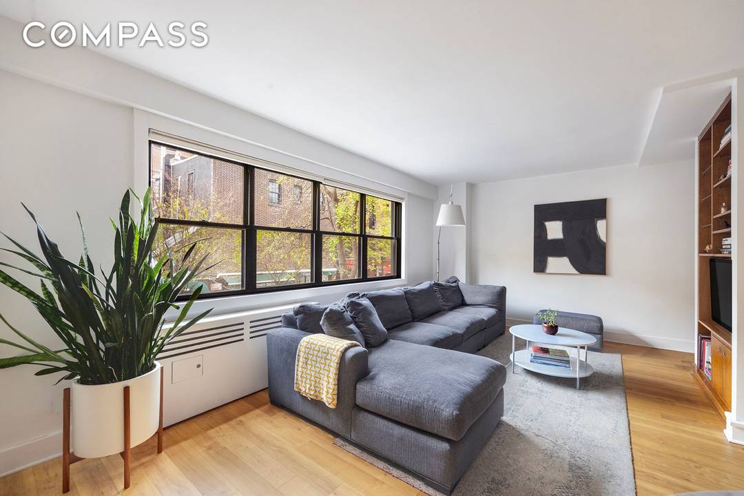 Cleverly designed and sun filled, this move in ready 1 bedroom plus den, 2 bathroom home at 31 Jane Street offers the perfect combination of modern style, functionality, and classic ...