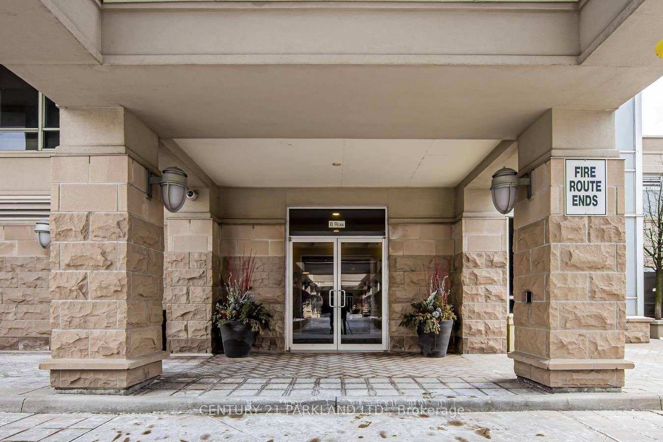 Hidden Gem in Prestigious Daniels The Waldorf Nestled in the Heart of Bayview Village, Prime Location !