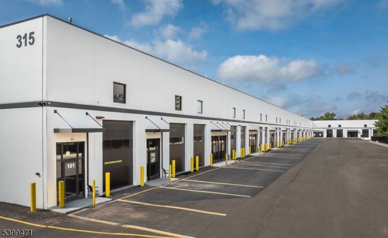 UNBELIEVABLE NEW MULTIPLE TENANT 54, 600 SF INDUSTRIAL BUILDING, ONE REMAINING SPACE 9, 600 SF FLEX SPACE, TWO TAILBOARD DOCK LOADING, TWO 10 X 14' DRIVE IN DOORS, 24 ' ...