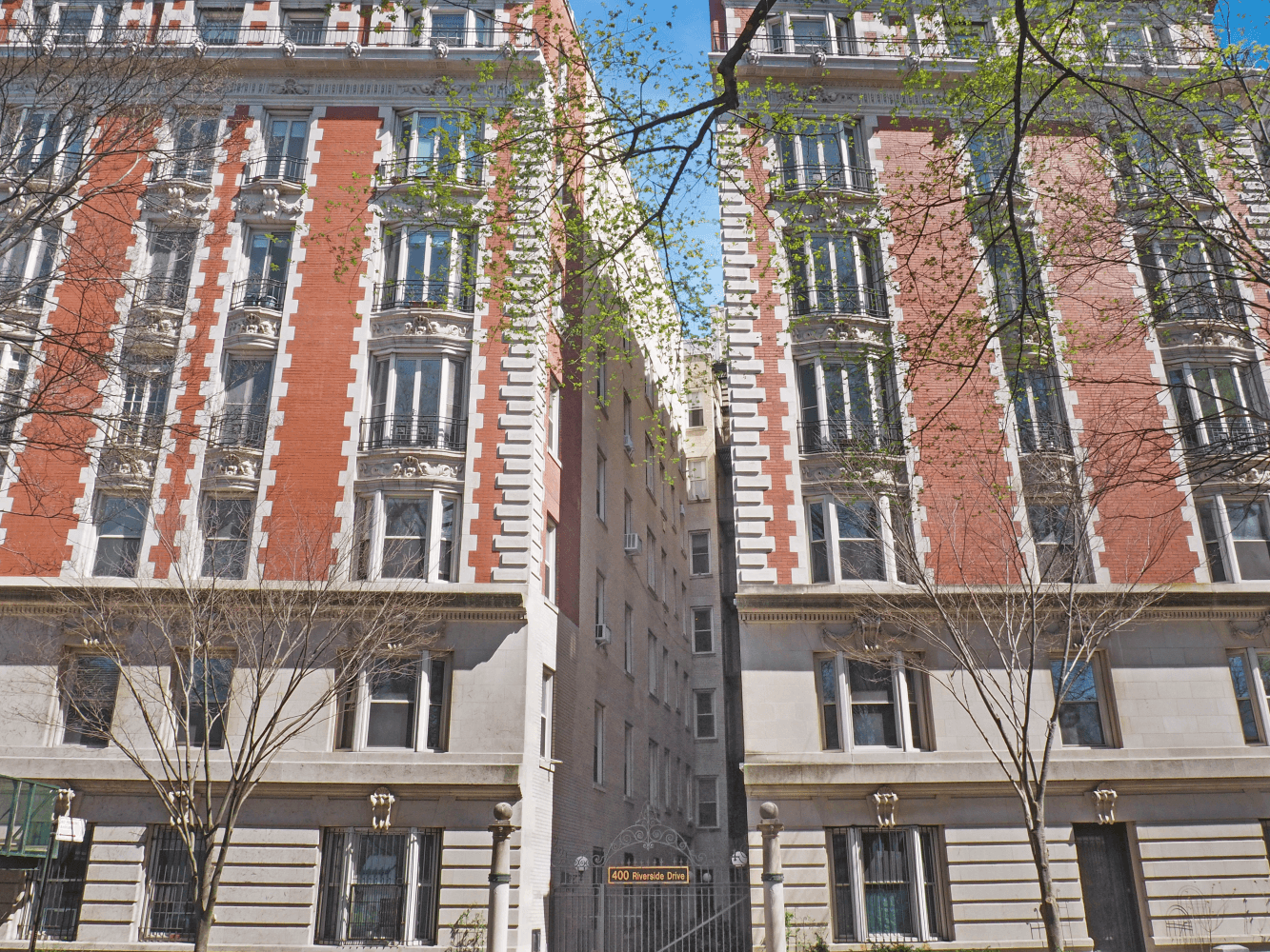 Nestled on the top floor of the well maintained Fowler Court, a prewar co op building, this true one bedroom apartment offers the perfect blend of comfort, functionality, and tranquility.