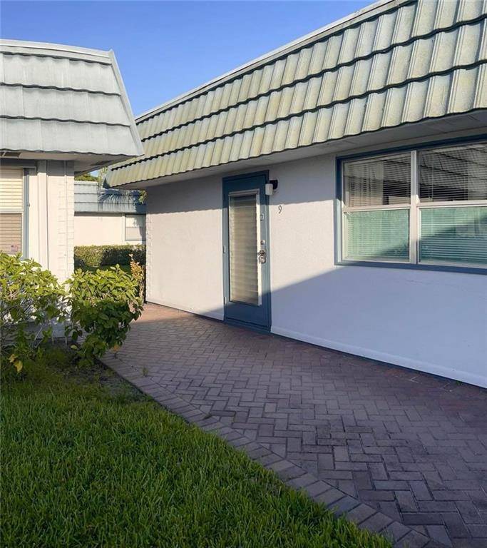 FABULOUS WATERFORD 55 VILLA AT KINGS POINT FEATURING 2 2 MOVE IN CONDITION CORNER UNIT WITH AMAZING LAKE VIEWS.