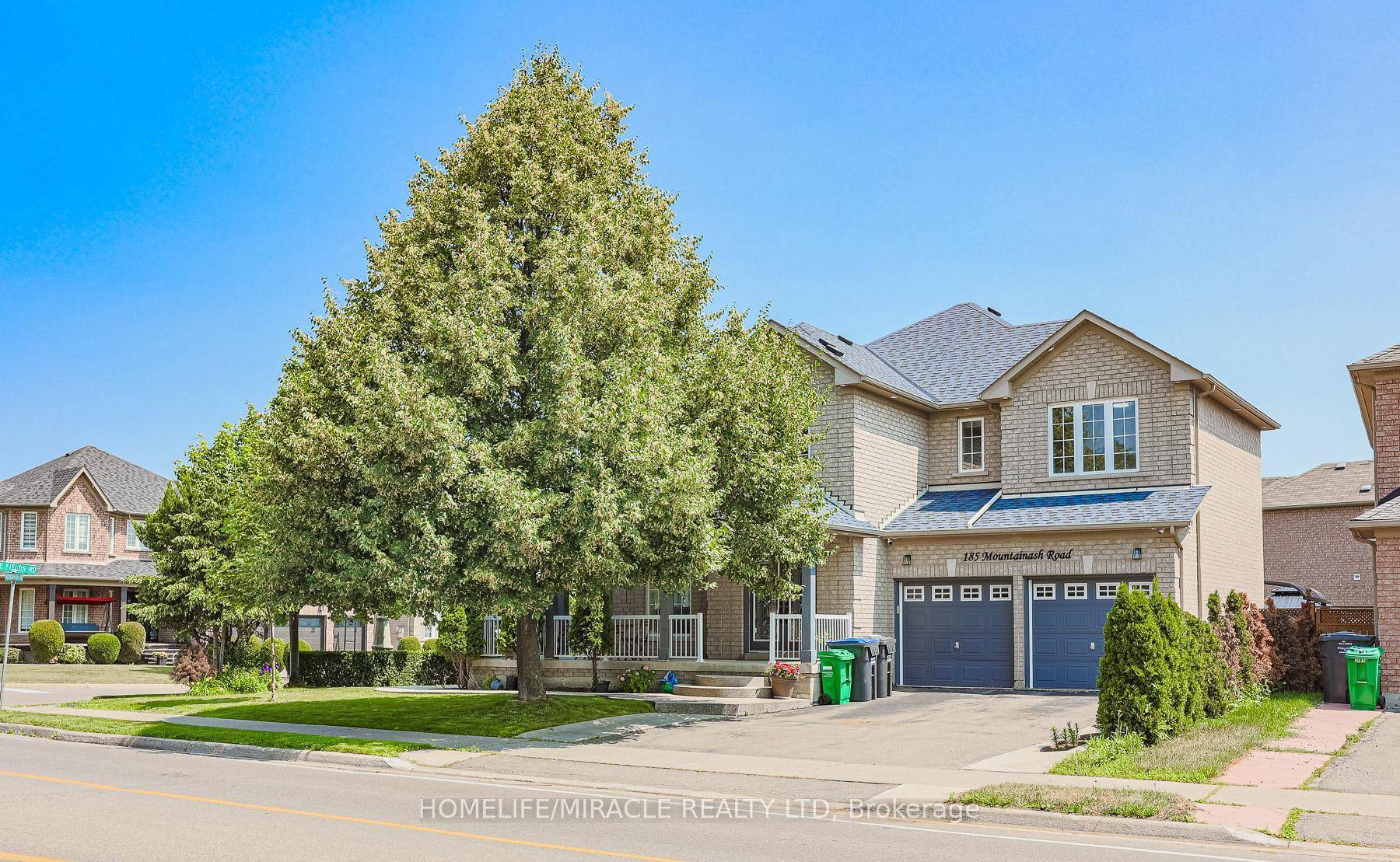 This stunning corner lot detached home offers 2, 892 sq.