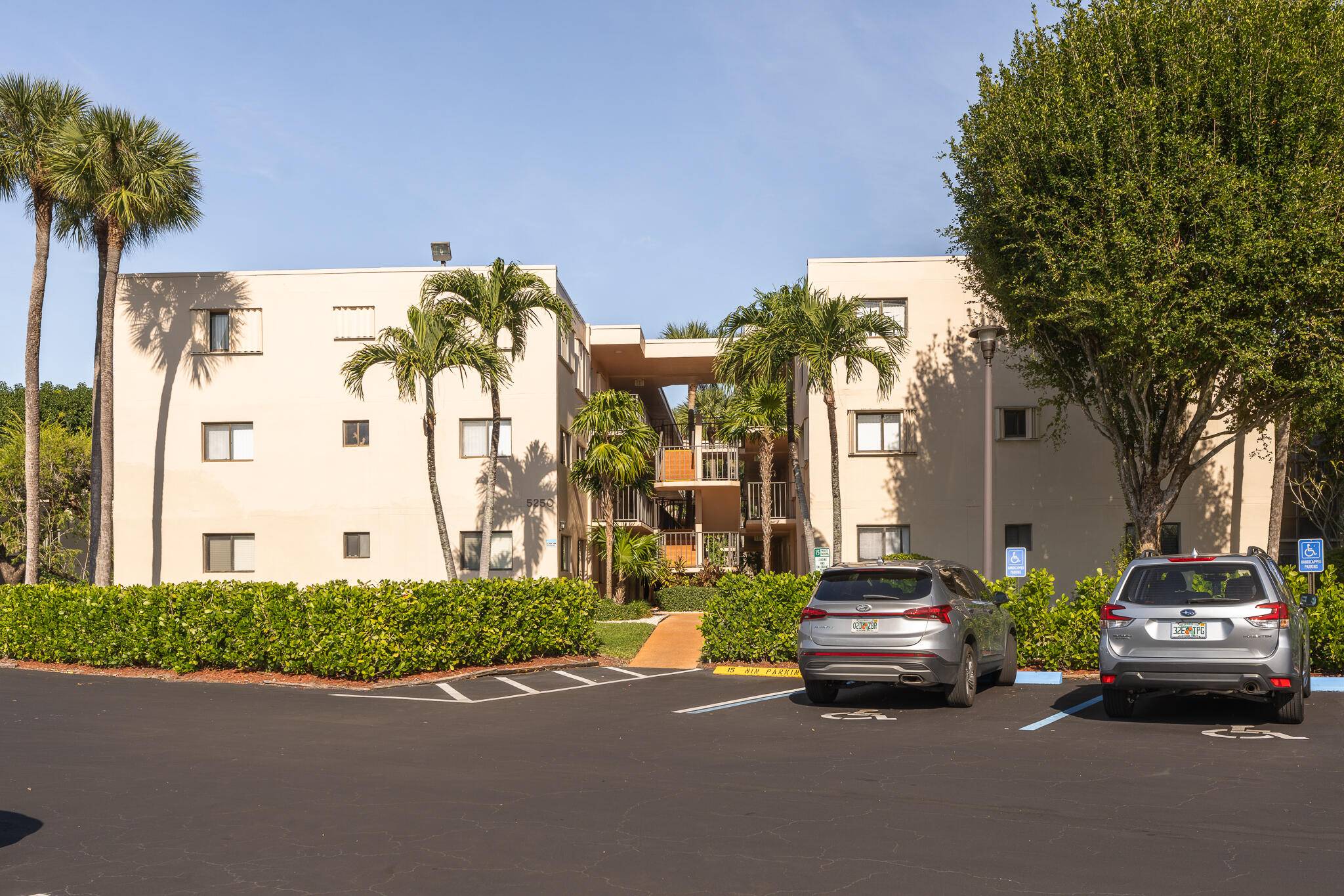 Spacious 1 bedroom 1. 5 bath condo on the first floor in the Oleander Community in Las Verdes.