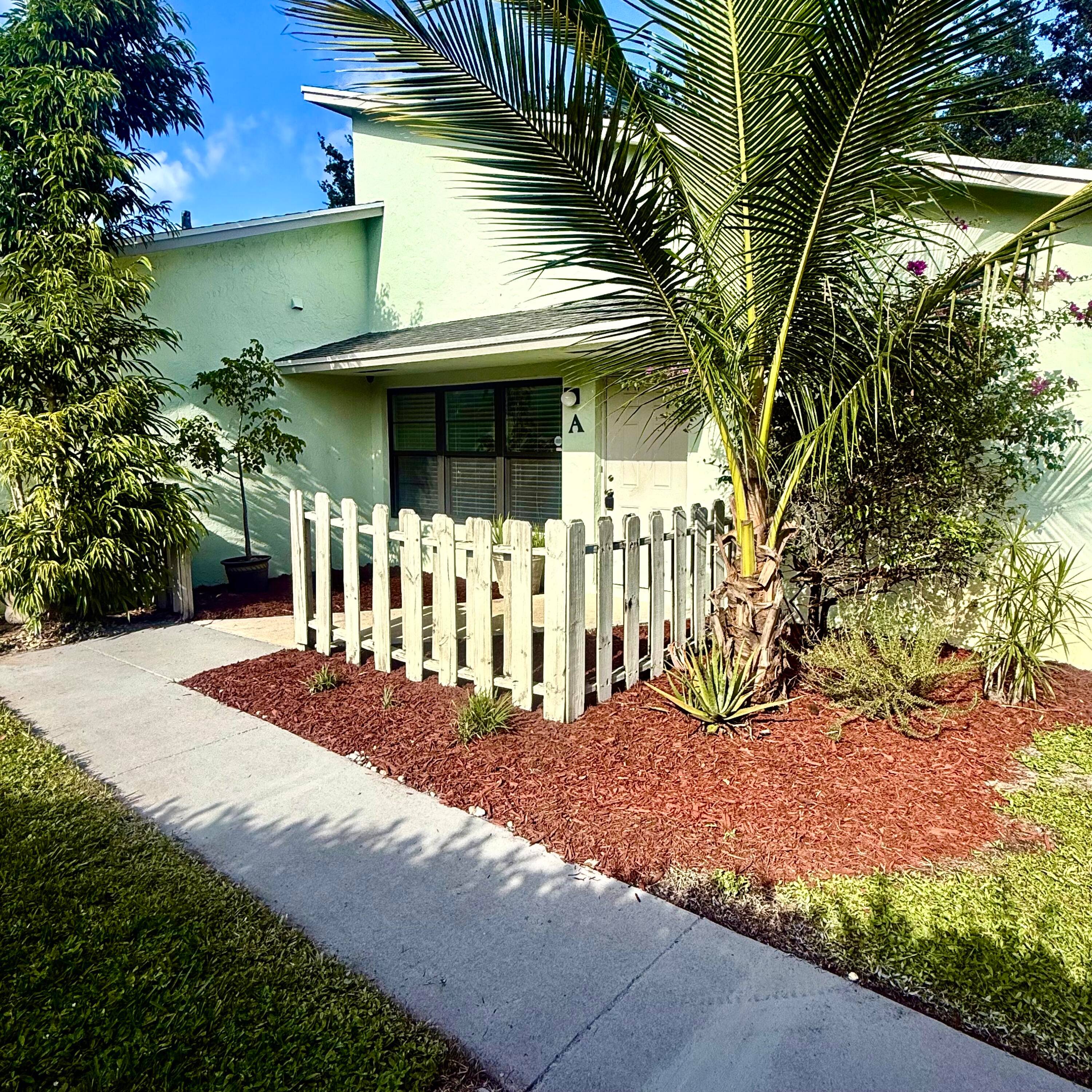 CHARMING CORNER VILLA IN BEAUTIFUL JUPITER.