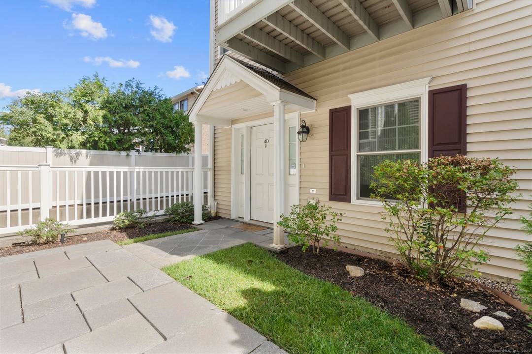 Welcome to this bright and spacious 2 bedroom, 2.