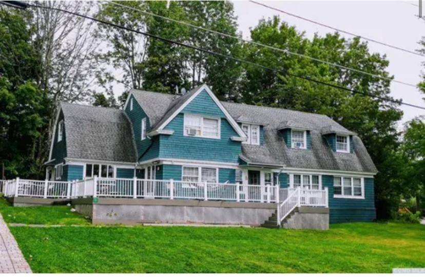 Beautiful 6 bedroom 6 bathroom centrally located house.