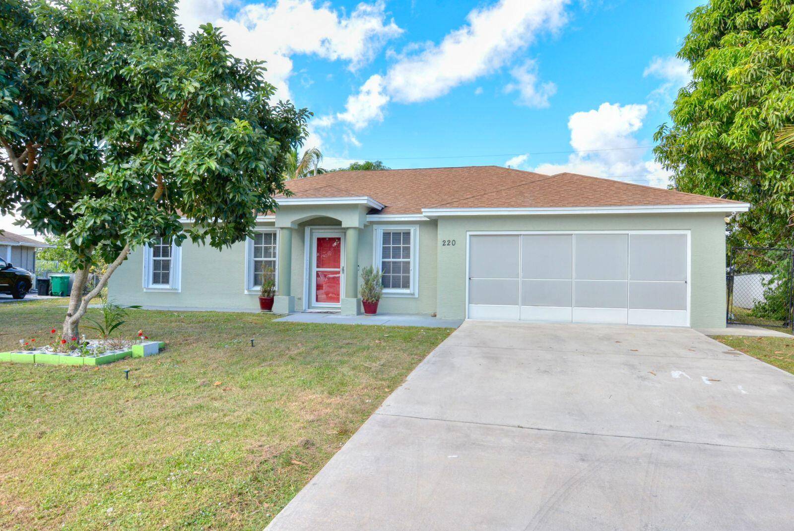 BEAUTIFUL 3 2 2 IN RIVER PARK WITH AN OPEN FLOOR PLAN, SPLIT BEDROOMS, VAULTED CEILINGS THROUGHT LIVING AREAS, FORMAL LIVING DINING ROOMS, EAT IN KITCHEN WITH SNACK BAR, BREAKFAST ...