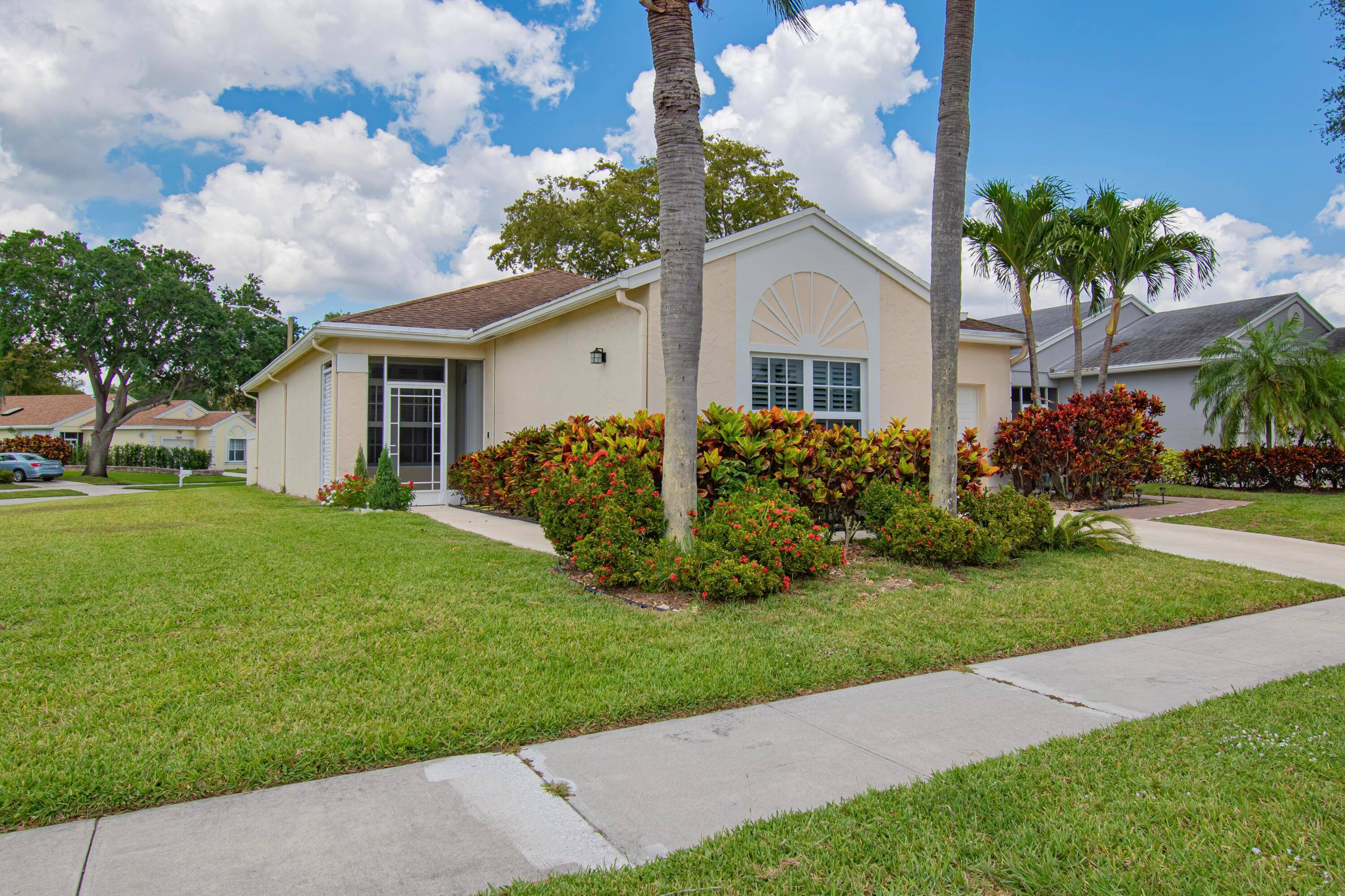 Beautiful corner unit, 1 car garage, 55 community, close to all shopping, high celling, screened in patio.