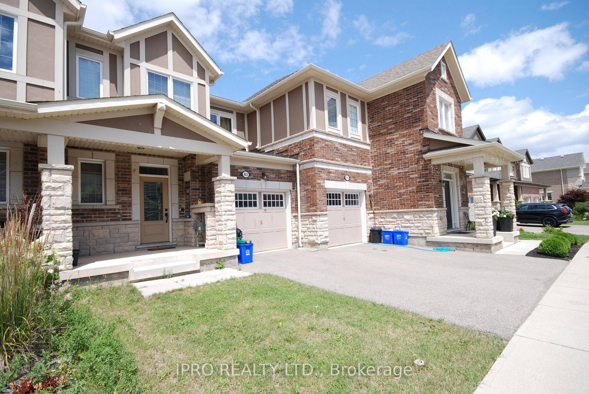 Gorgeous Modern Townhome Located In Oak Park Community.