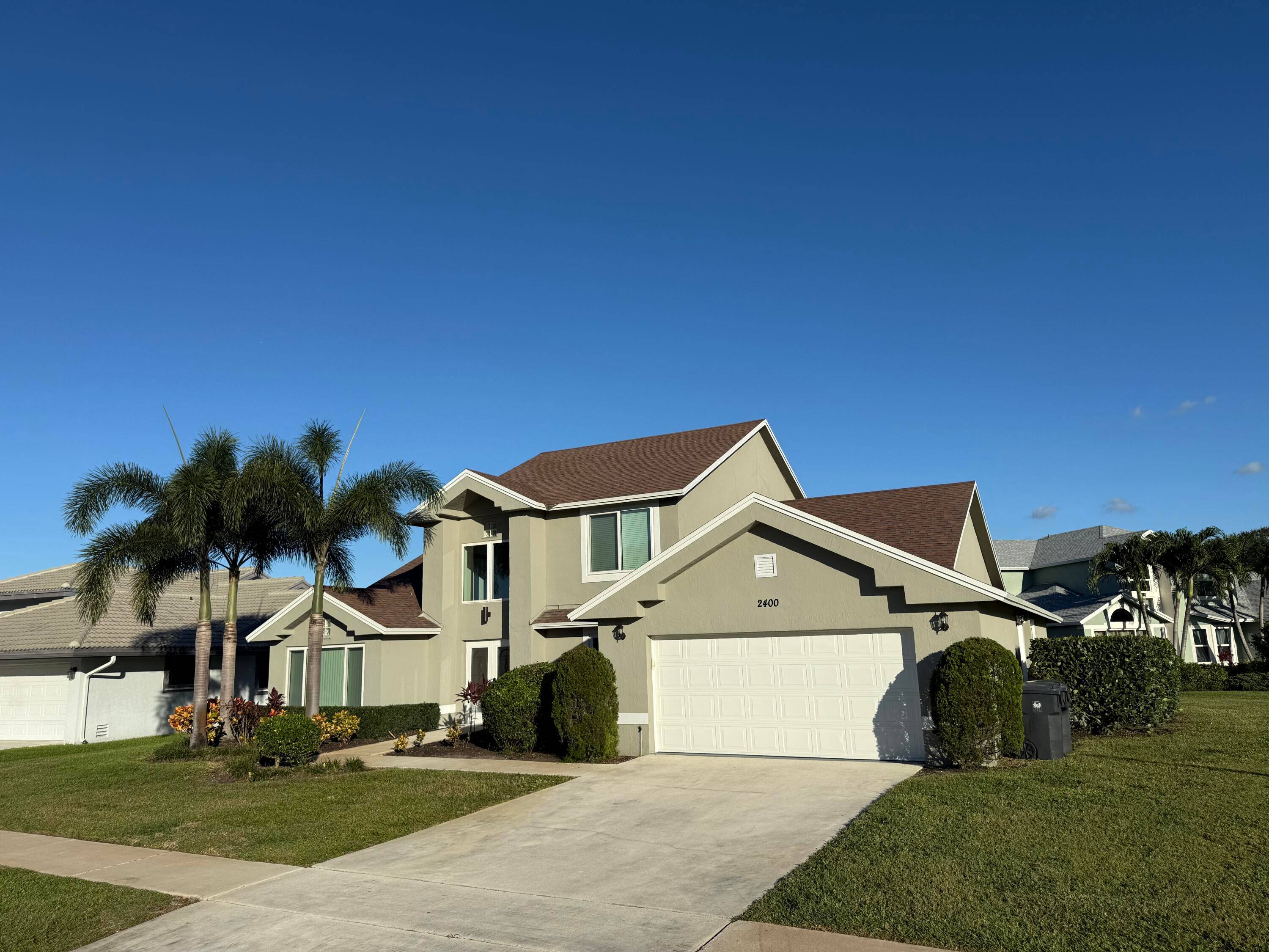 Beautifully renovated Single House with new furniture and appliances.