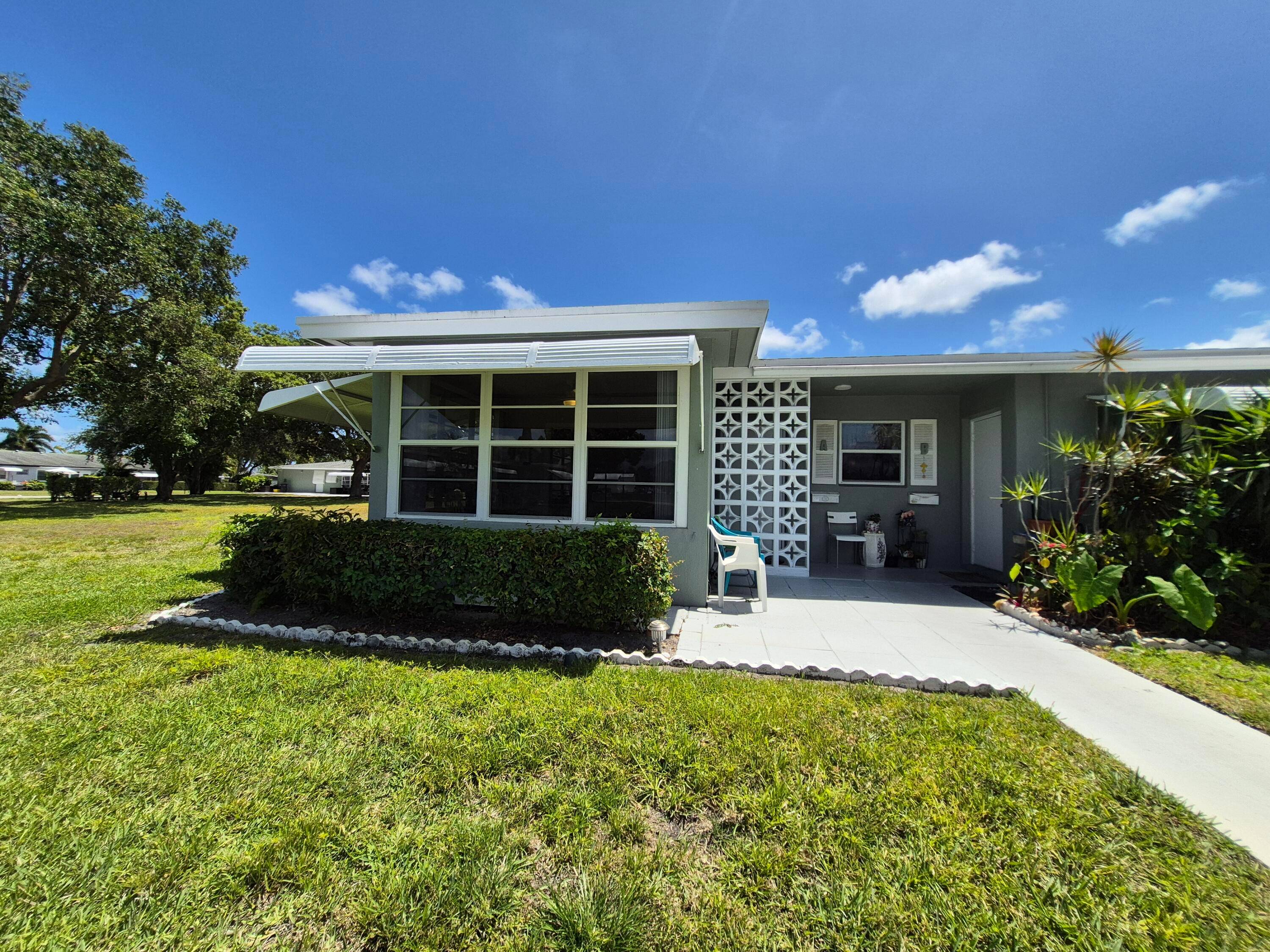 Beautifully updated 2 bedroom, 2 bath corner villa in the 55 community of High Point Delray.