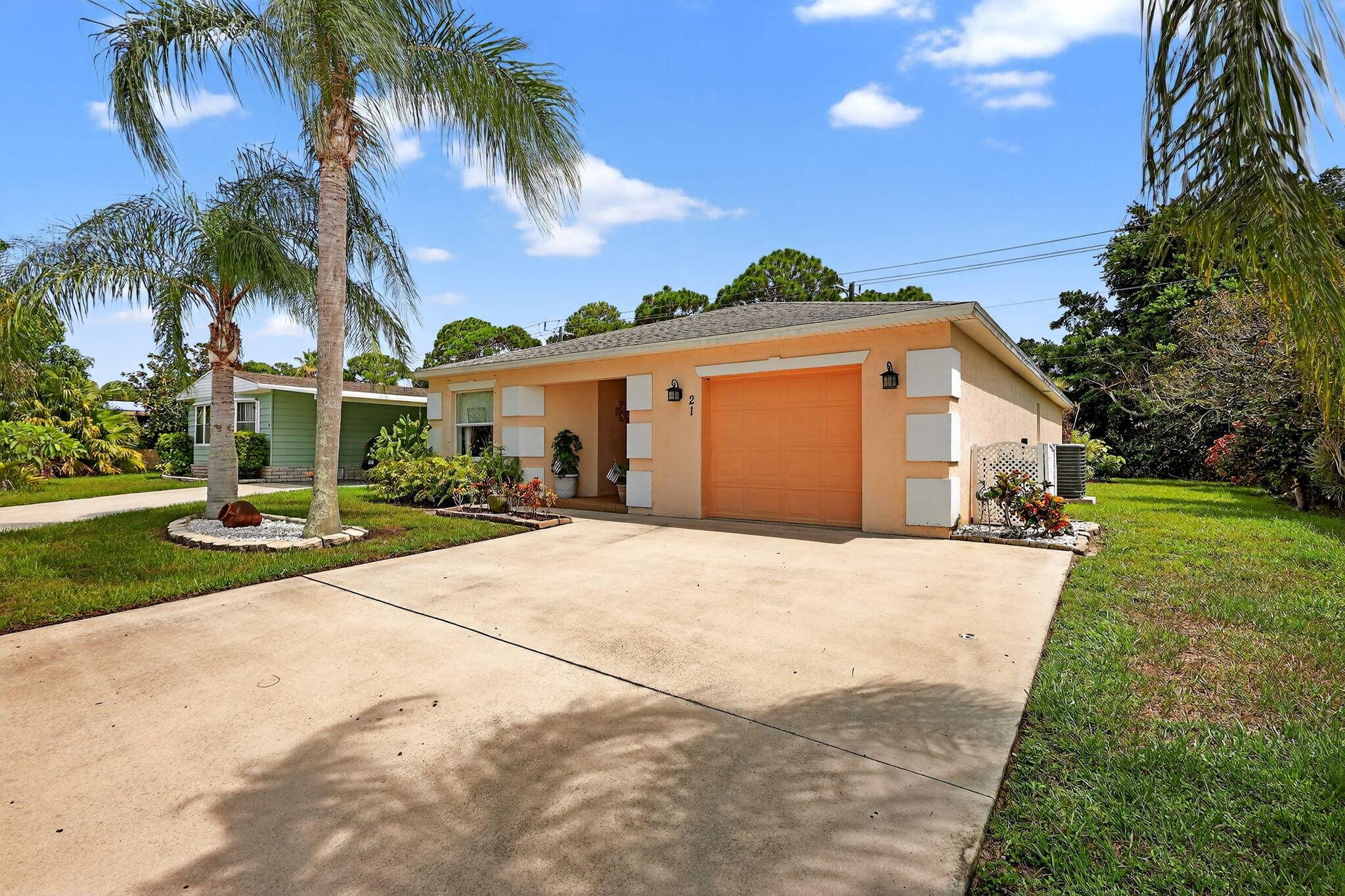 Beautiful CBS 3 bedroom, 2 bathroom home situated on a pet friendly lot at the end of a quiet cul de sac in the desirable 55 Spanish Lakes Country Club ...