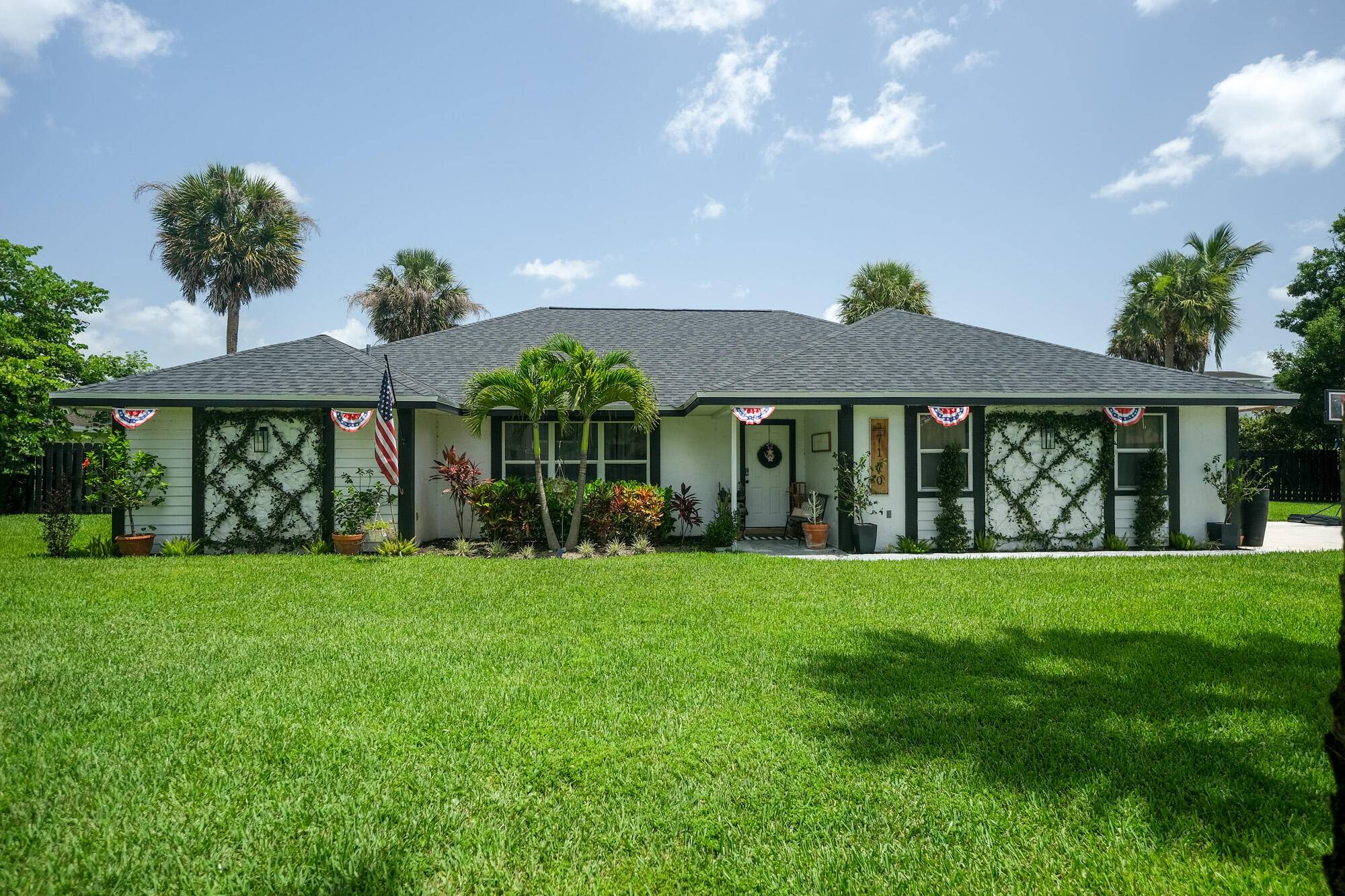 Come and enjoy this season with is amazing fully renovated large 3 bedroom single family home in the heart or all what palm beach county offers.
