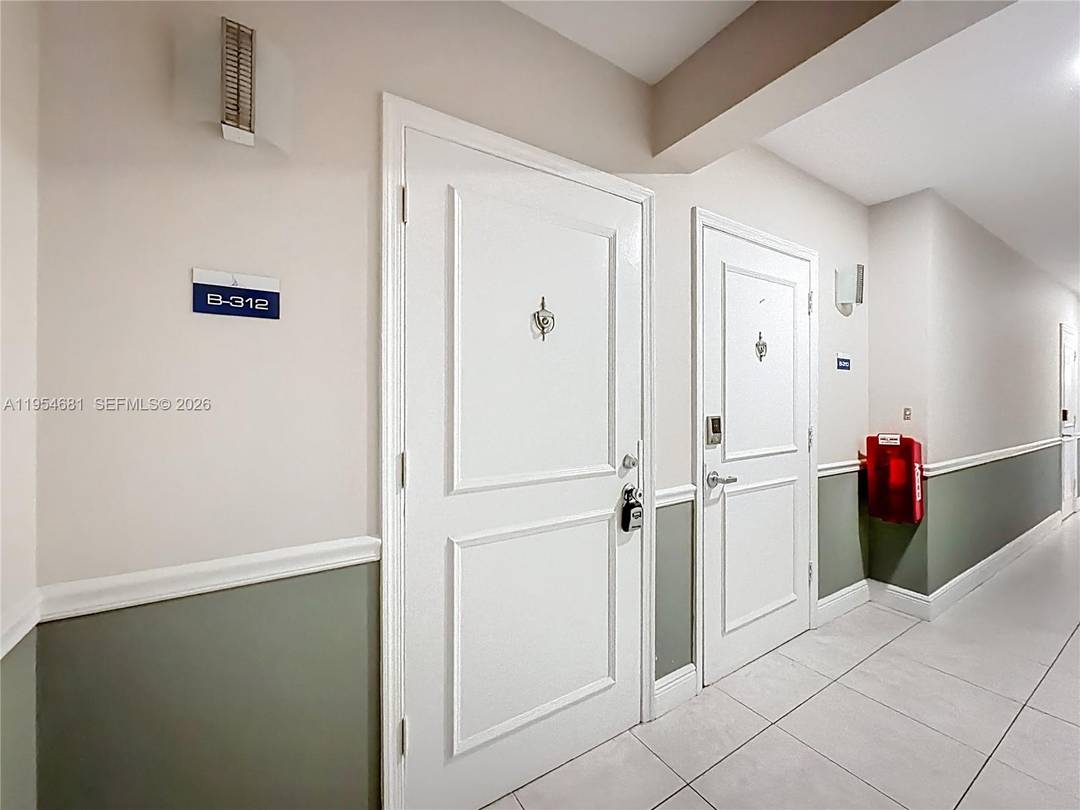 TASTEFULLY FURNISHED 2 BEDROOM, 2 BATH RESIDENCE IN THE HEART OF FORT LAUDERDALE, MINUTES FROM THE BEACH AND LAS OLAS BLVD.