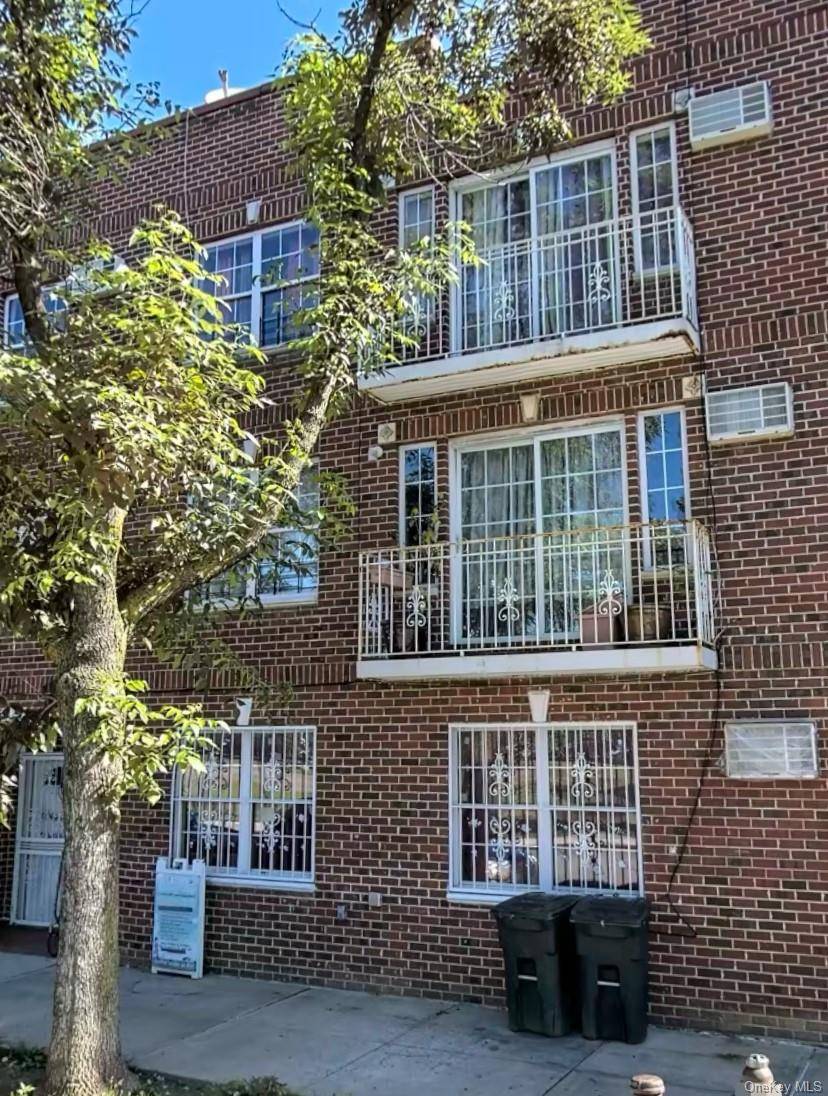 Large 3 bedroom apartment for rent.