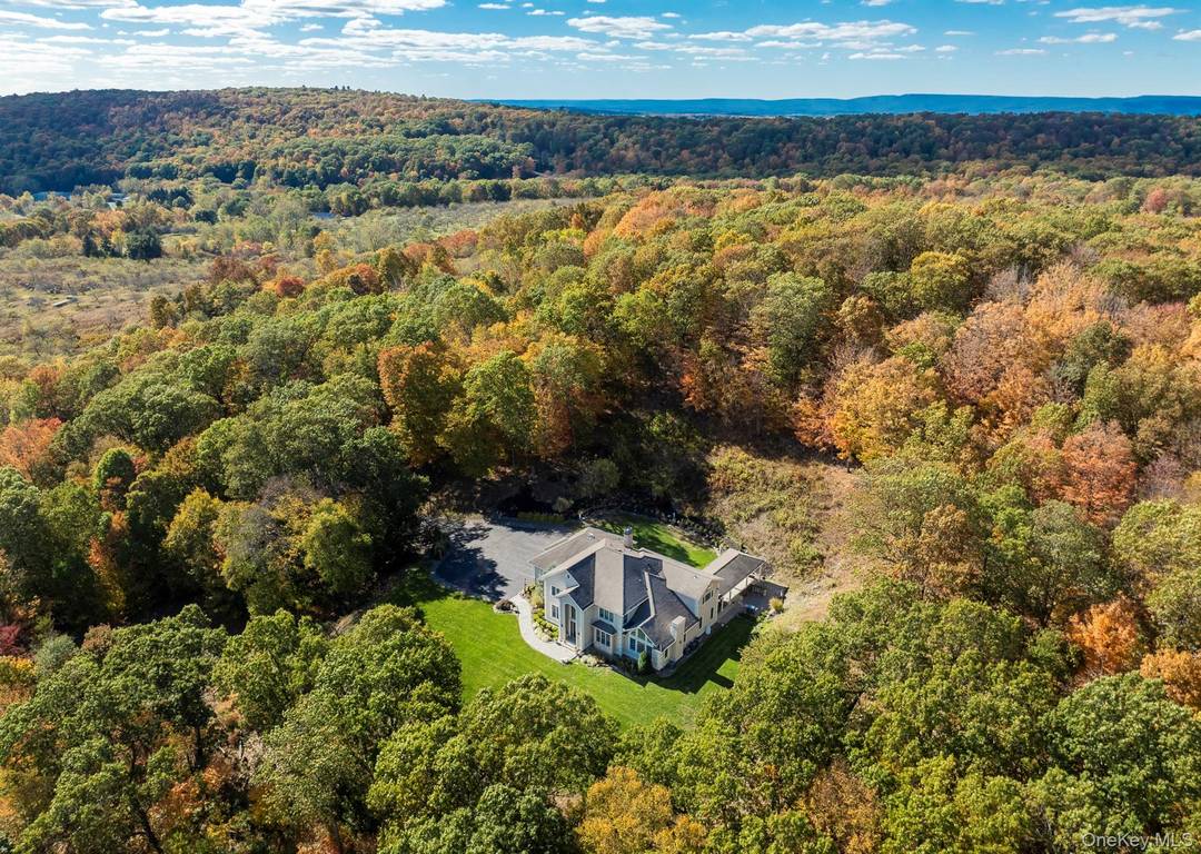 A Hudson Valley Estate of Quiet Grandeur and Stunning Views.