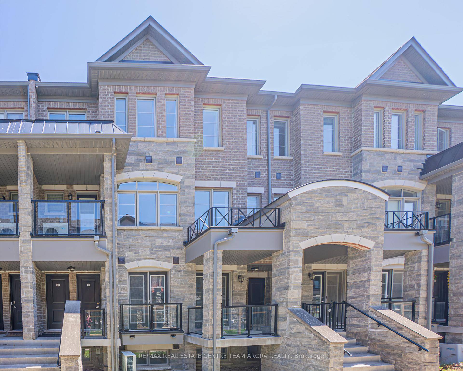 Welcome to this beautifully upgraded 3 bedroom, 3 bathroom townhouse in a highly sought after location !