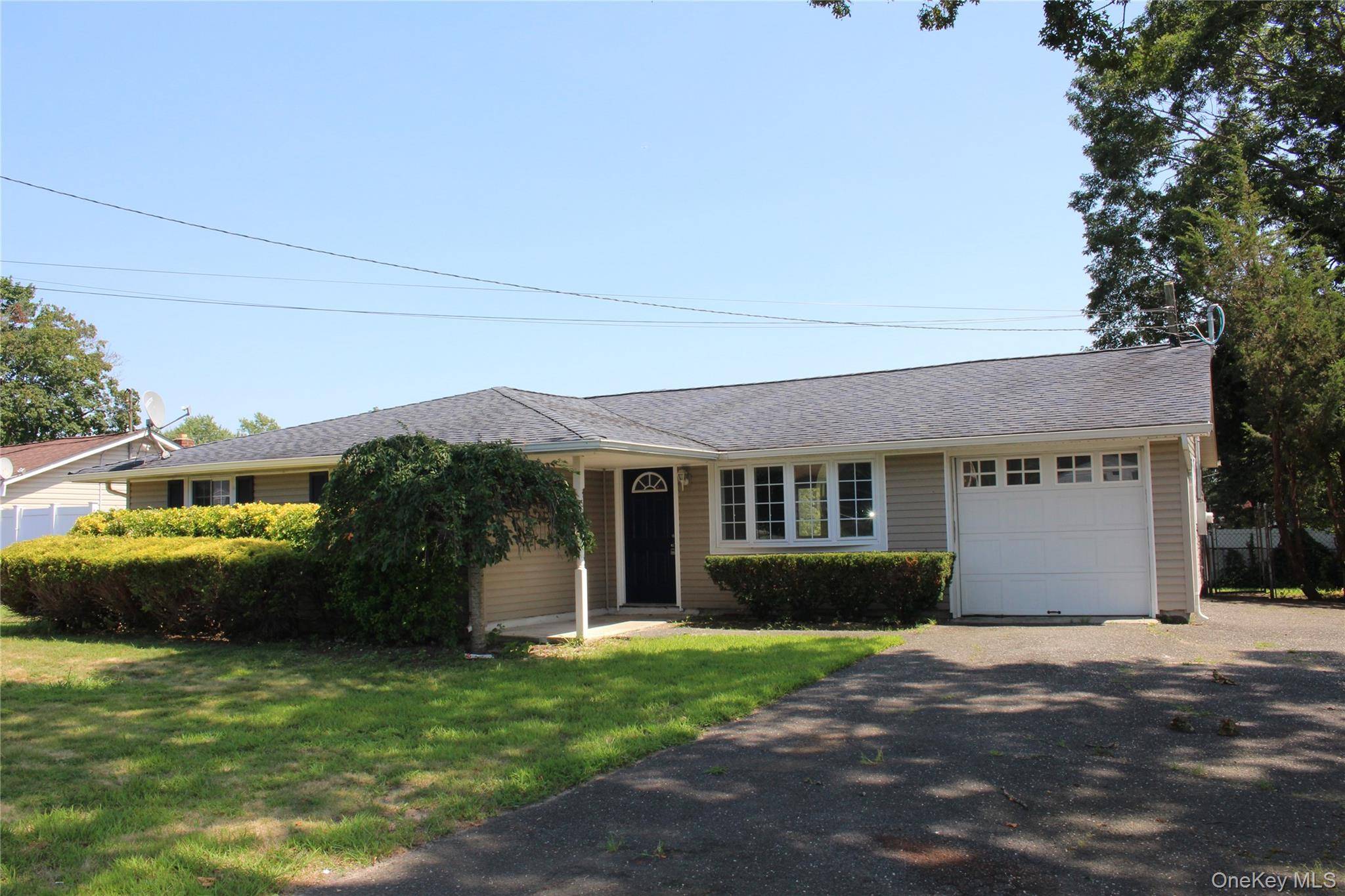Fully Remodel spacious Ranch offering 4 Bedrooms, 2 Full Bathrooms, Kitchen with brand new stainless steel appliances, Dinning area, Living room with French doors leading to a nice size deck, ...