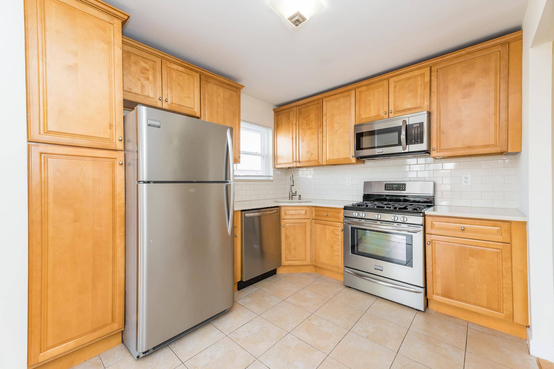 Full floor 3BR 1. 5BA apartment or home office and sit out beautiful front facing balcony in the Ditmars section of Astoria Queens.