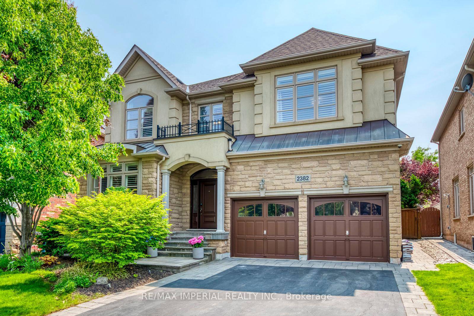 Stunning Fernbrook Home in Prestigious Joshua Creek !