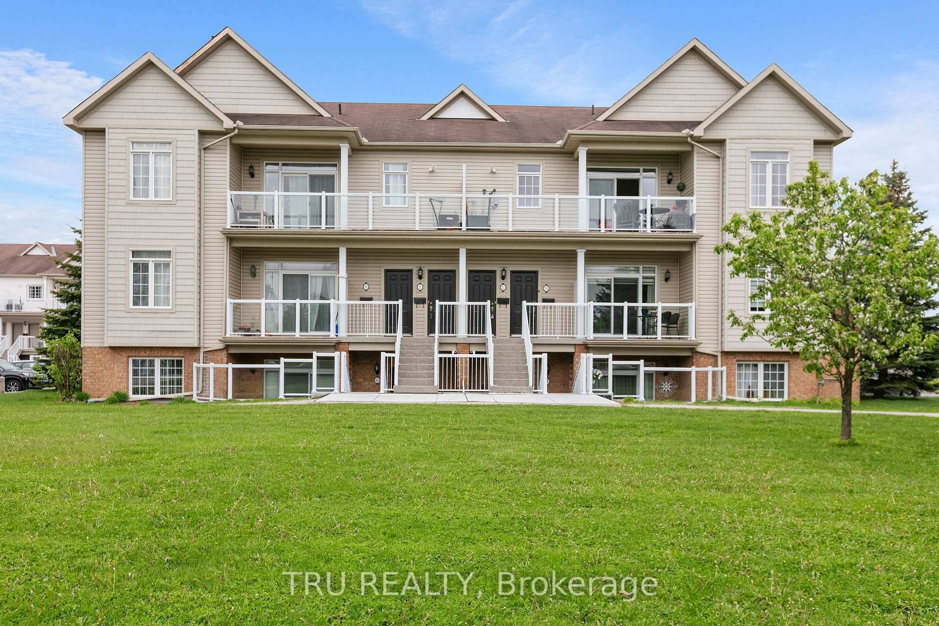 Beautifully maintained upper level condo located in the sought after Trailwest community of Kanata.