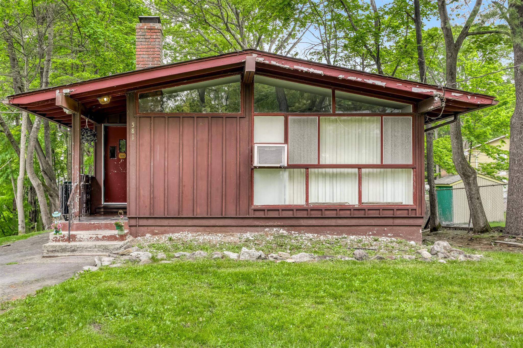 Opportunity awaits in the heart of New Hempstead !