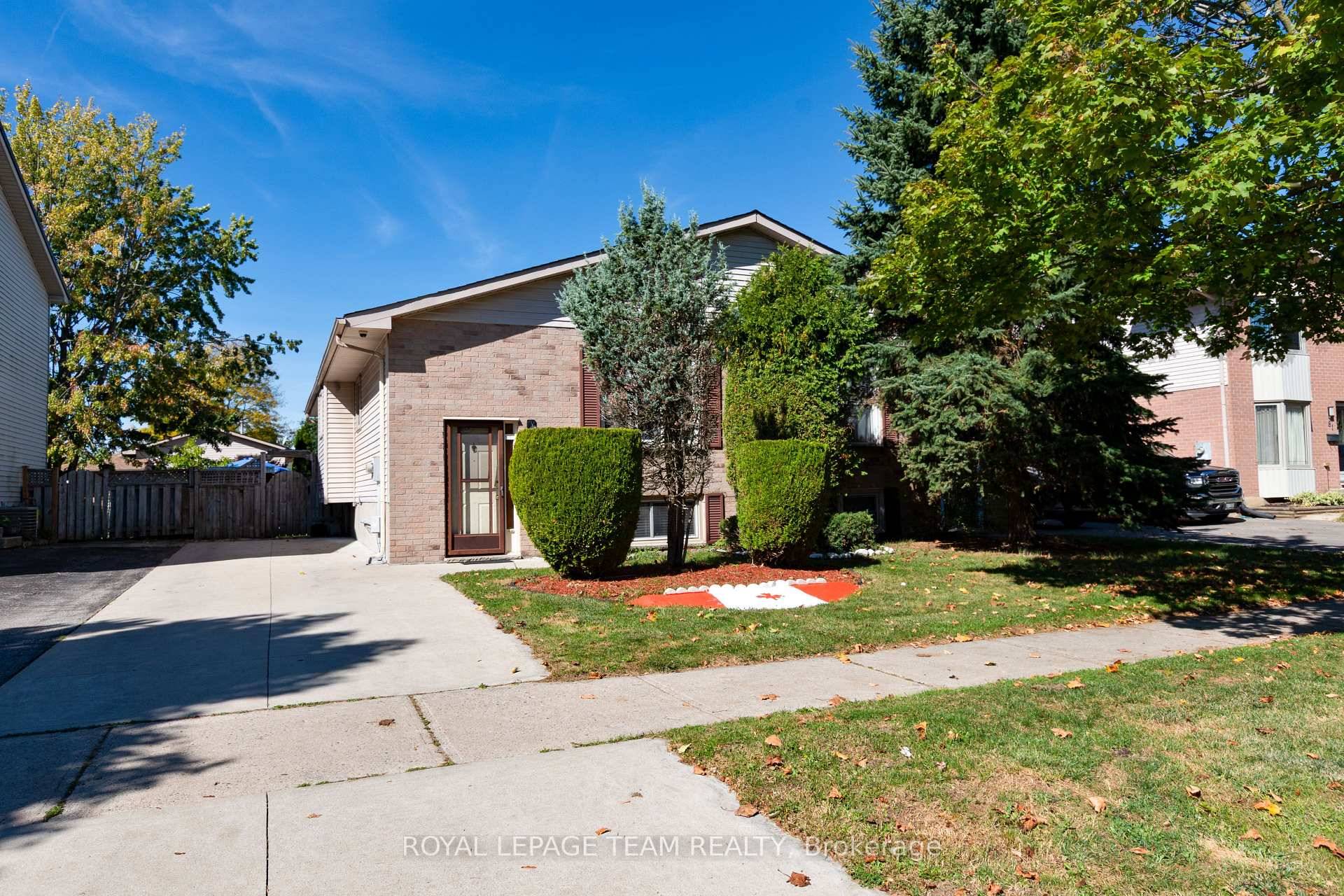 Charming raised bungalow in a prime location !