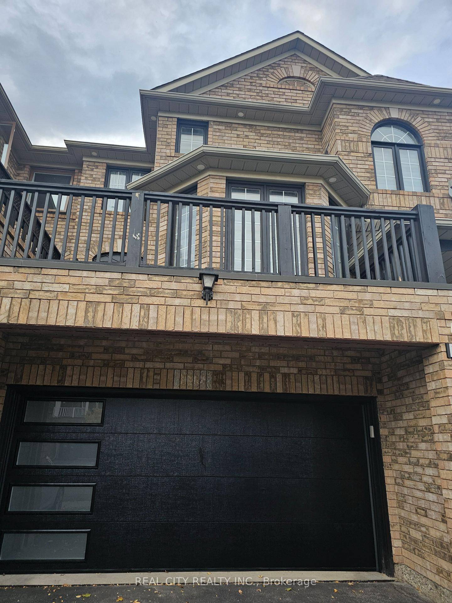 Beautiful and classic well renovated 2 storey Semi, Ideally Situated In One Of Mississauga's Most Desirable Locations amp ; Cul De Sac amp ; Family Child Safe Neighborhood.