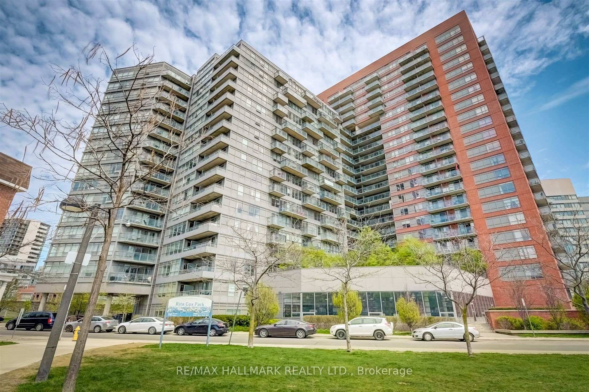 Come experience this stunning, light filled, loft inspired 2 bedroom and 1 bath condo where King West and Liberty Village meet.