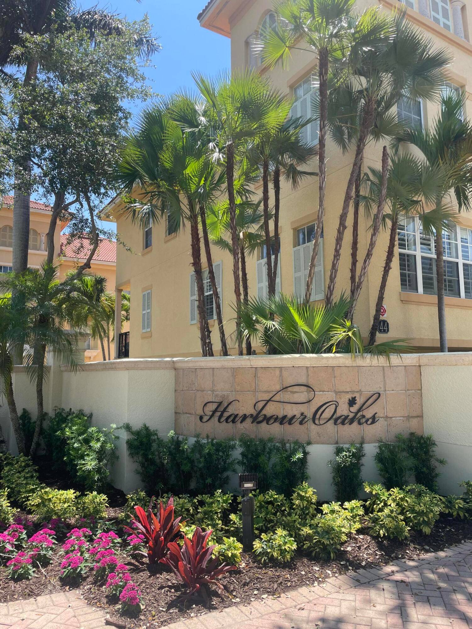 Location, location, location plus a fabulous Lakeview !