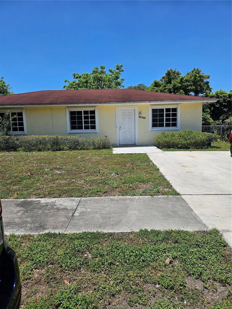 Very large newer Corner Duplex 3Bed 2Bath each side.