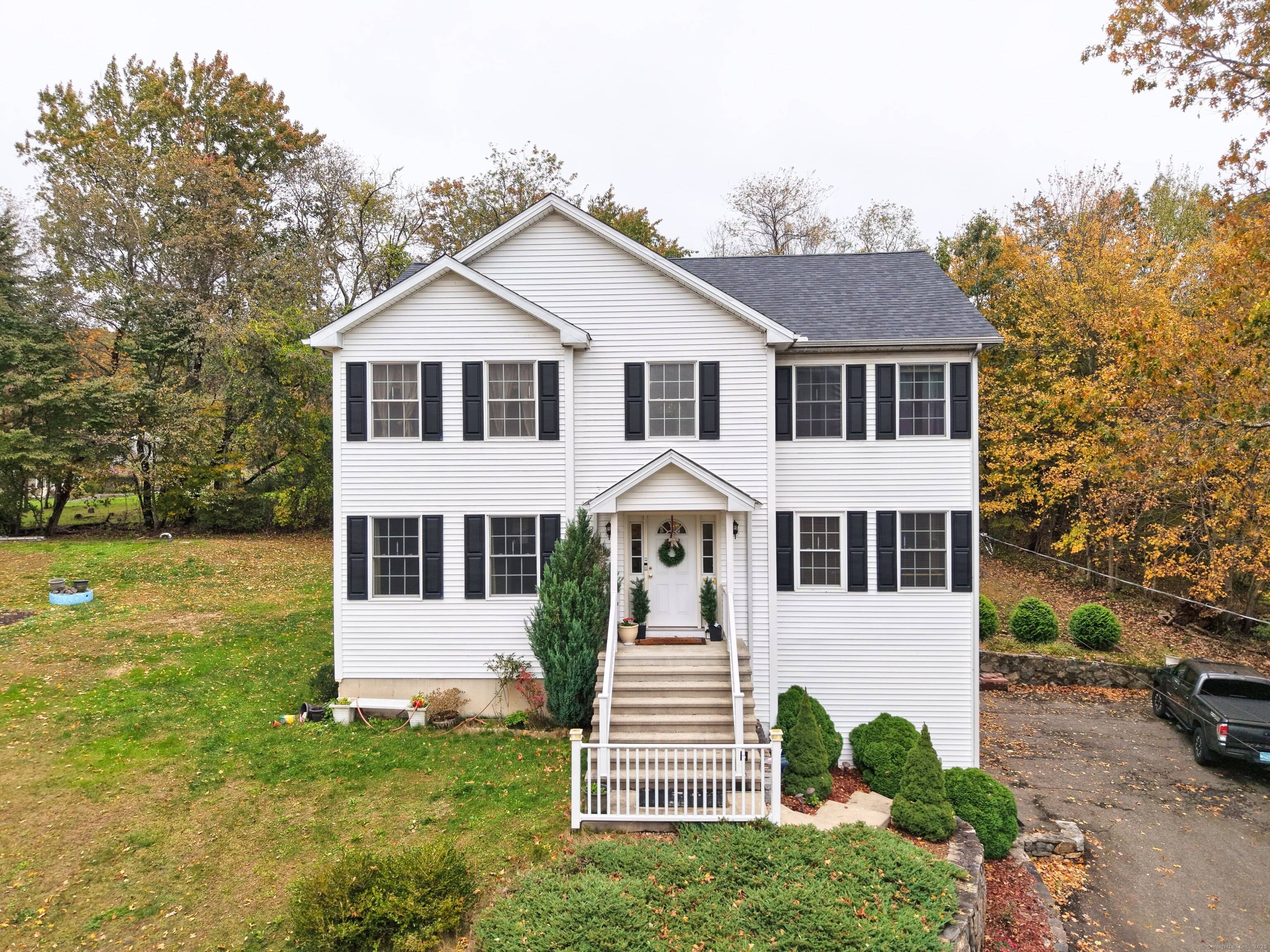 Welcome to this beautifully maintained 3 bedroom, 2.