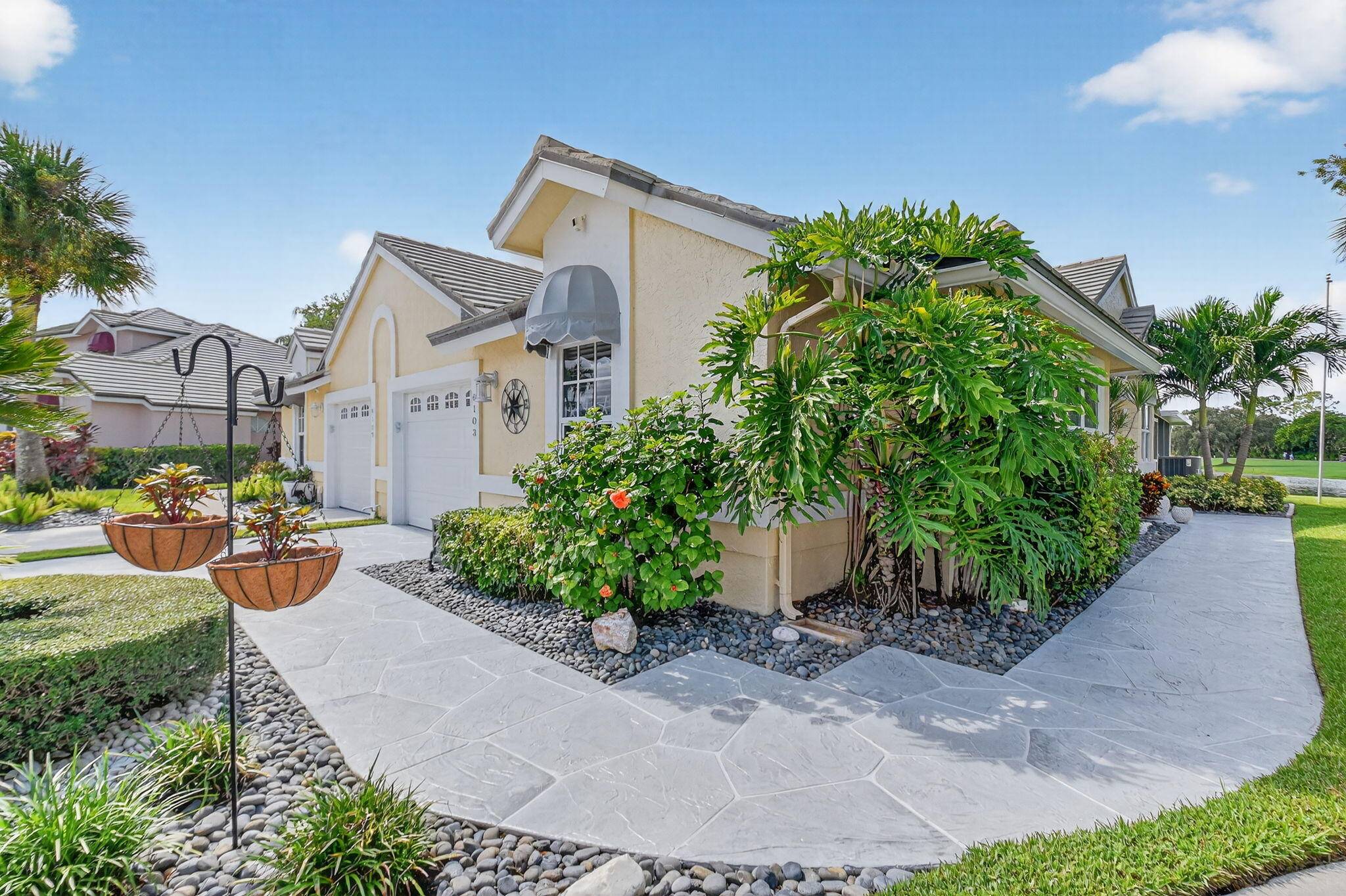 Welcome to this totally updated 2 2 Villa with beautiful expansive water golf views in Atlantic National Lacuna.