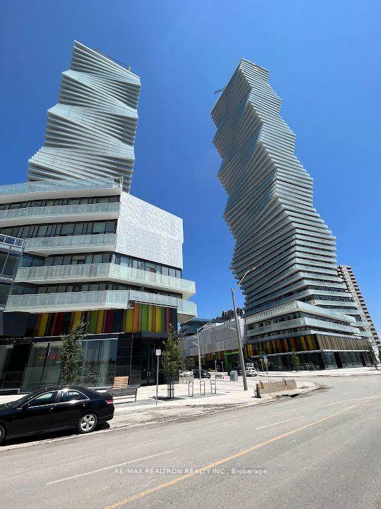 Newer 1 Den Condo At M1 City In Mississauga City Centre !