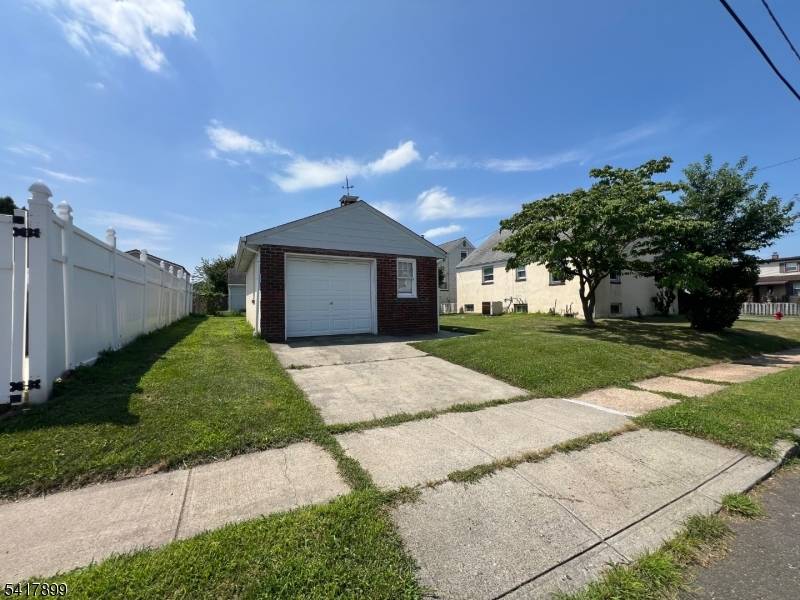 This charming, move in ready home offers 3 bedrooms and 1 full bathroom.