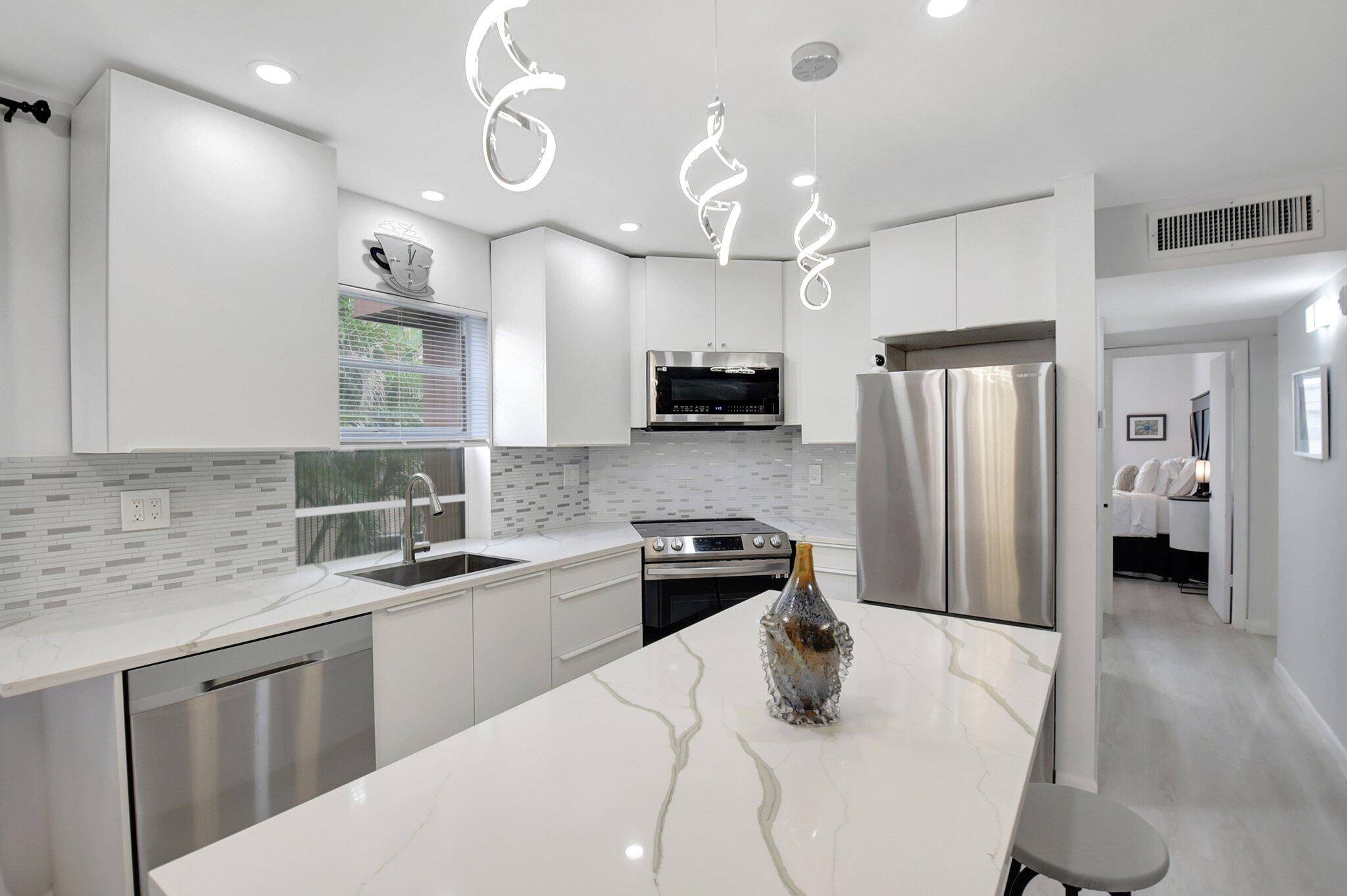 Stunning 2 BR 2 BTH top floor unit at King's Point very desirable ''Piedmont Building''very well managed !