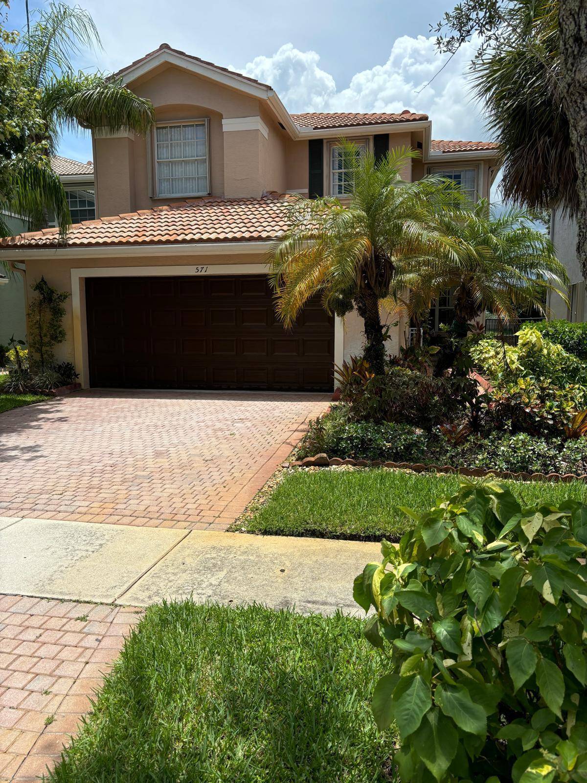 THIS PROPERTY IS A MUST SEE, 5 BED, 2 1 2 BATH AT THE CENTER OF TWO PRESTIGIOUS CITIES, THIS HOME IS READY TO MOVE IN ASAP.