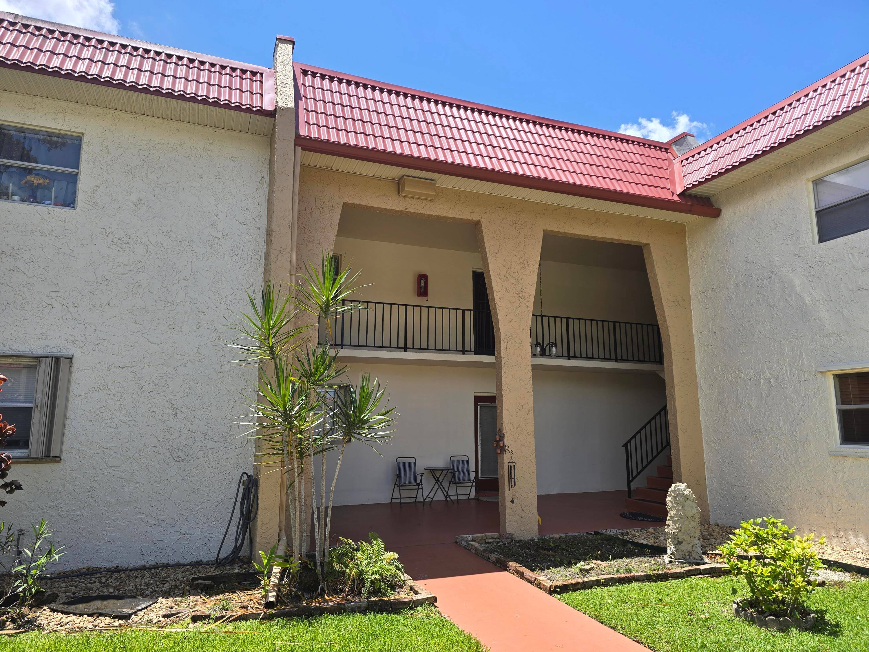 2ND FLOOR PRIVACY, LOVELY, UPDATED, 1 BEDROOM, 1 BATH W DSIGNER TILED, WALK IN SHOWER.