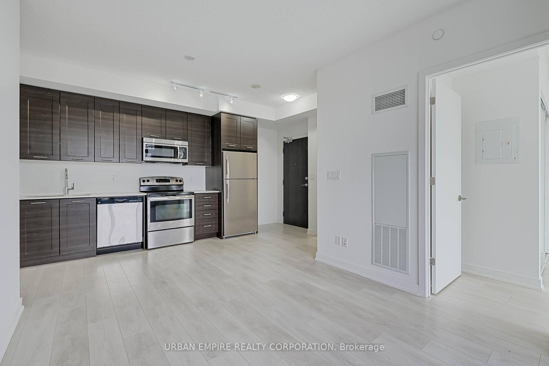 Welcome to this fabulous and affordable 1 bedroom suite at Local at Fort York a thoughtfully designed home that blends comfort, style, and convenience.