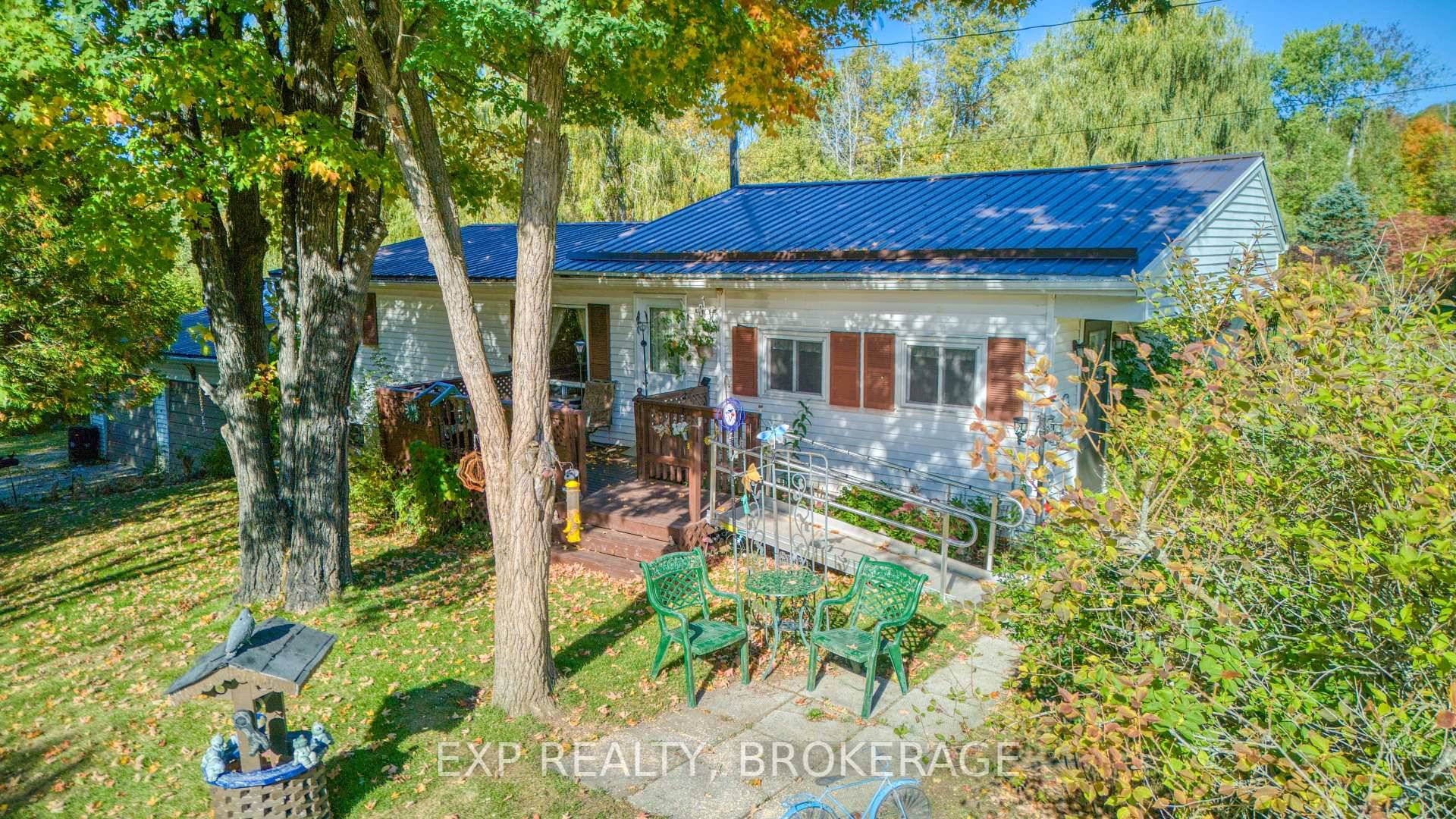 Welcome to 1103 Harold Road in Mountain Grove, ON a charming and practical 3 bedroom, 1 bathroom home, perfect for first time buyers !