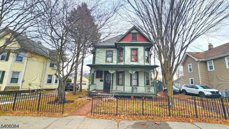 DIAMOND IN THE ROUGH ! STEP BACK IN TIME WITH THIS STUNNING 1890S VICTORIAN PAINTED LADY, READY TO BE RESTORED TO HER ORIGINAL GRANDEUR.