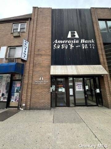 Great large office space in the heart of Elmhurst.