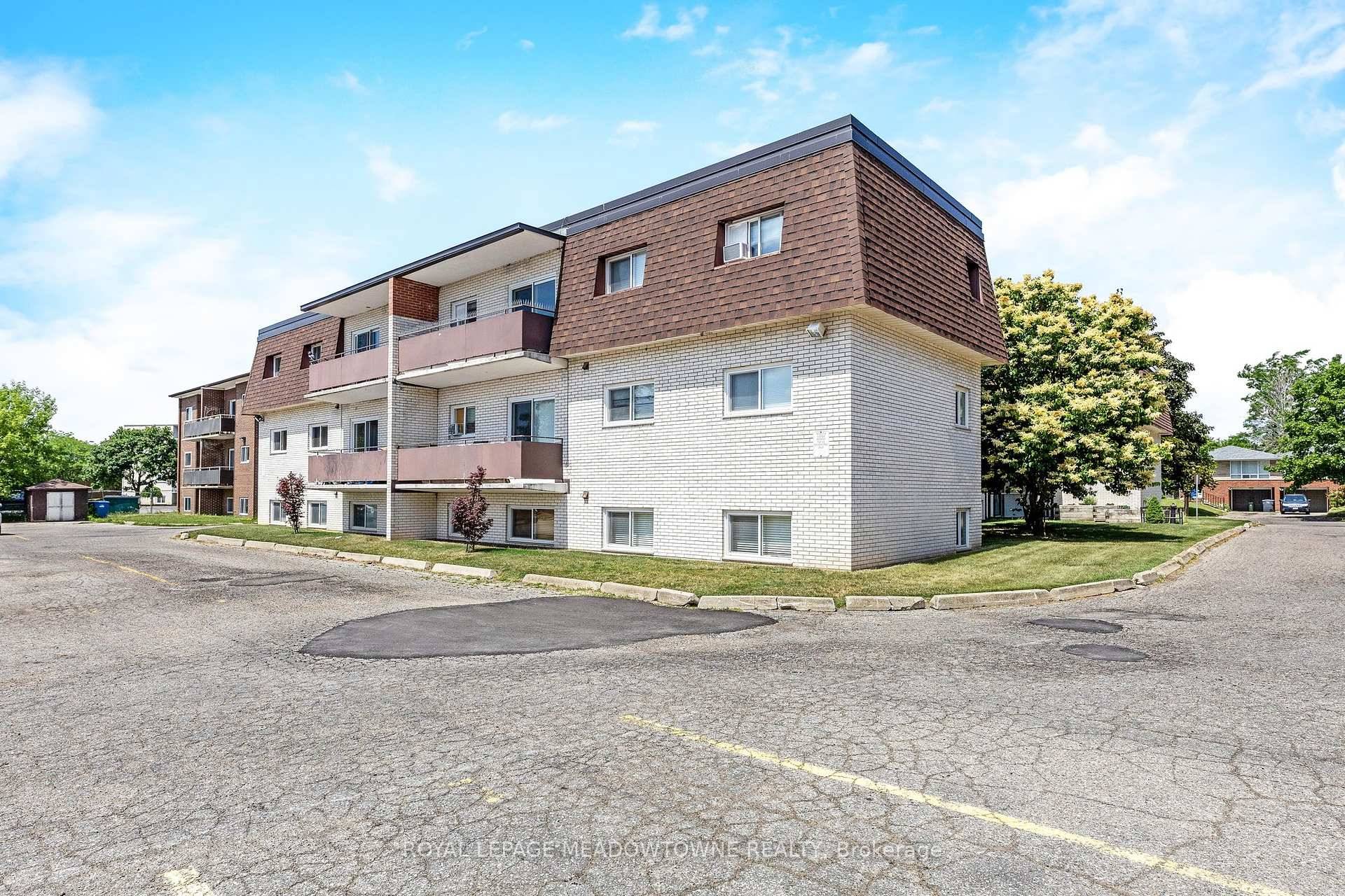 Bright renovated unit with a private balcony overlooking Crane Park.